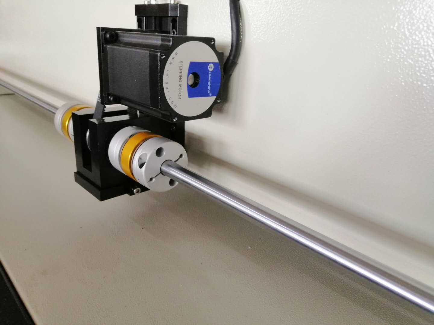 伺服與步進(jìn)之間哪種電機(jī)適合激光切割機(jī)？