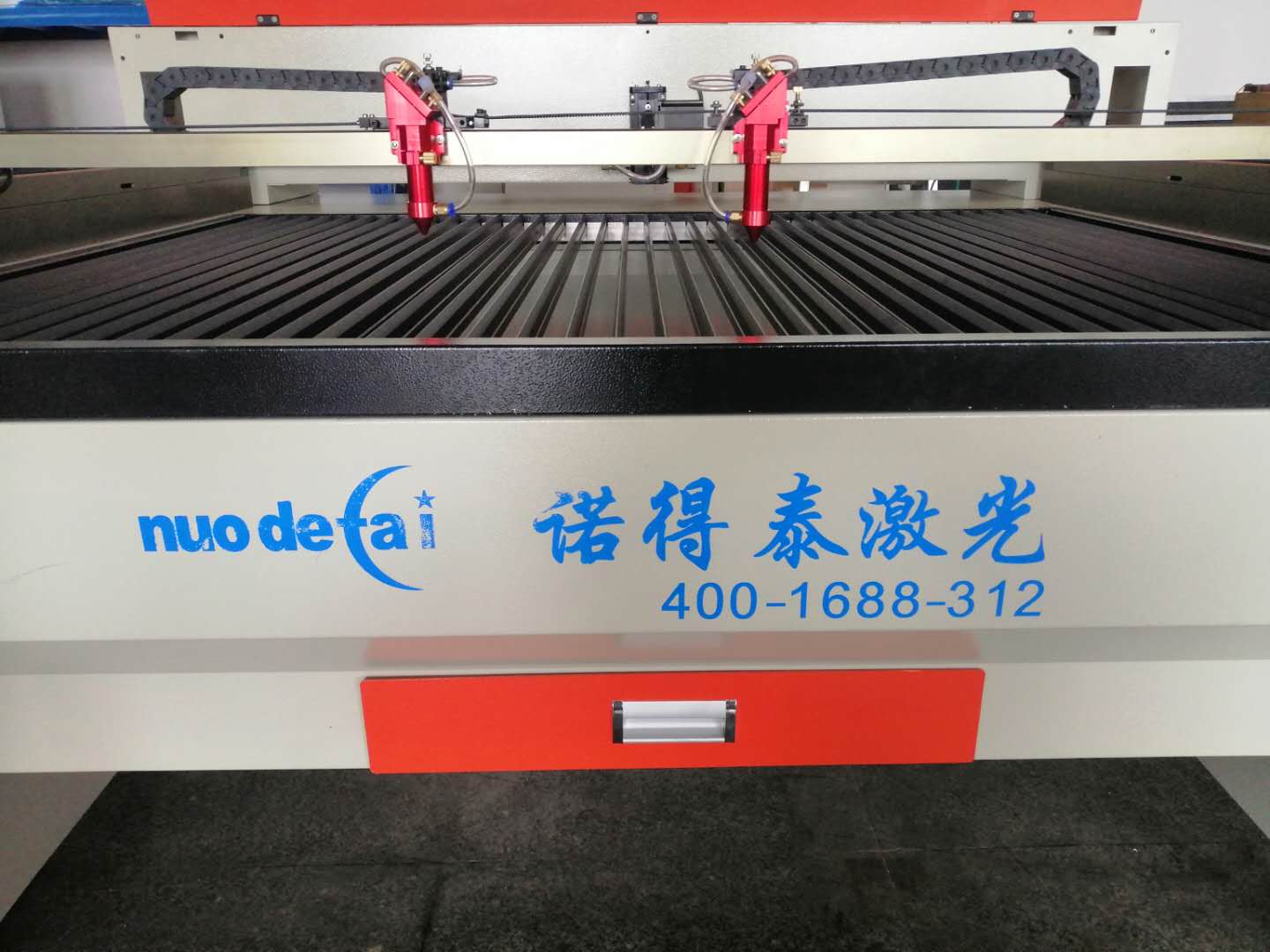 云母板的切割沒有一點(diǎn)技術(shù)實(shí)力還真弄不好這種激光切割機(jī)！
