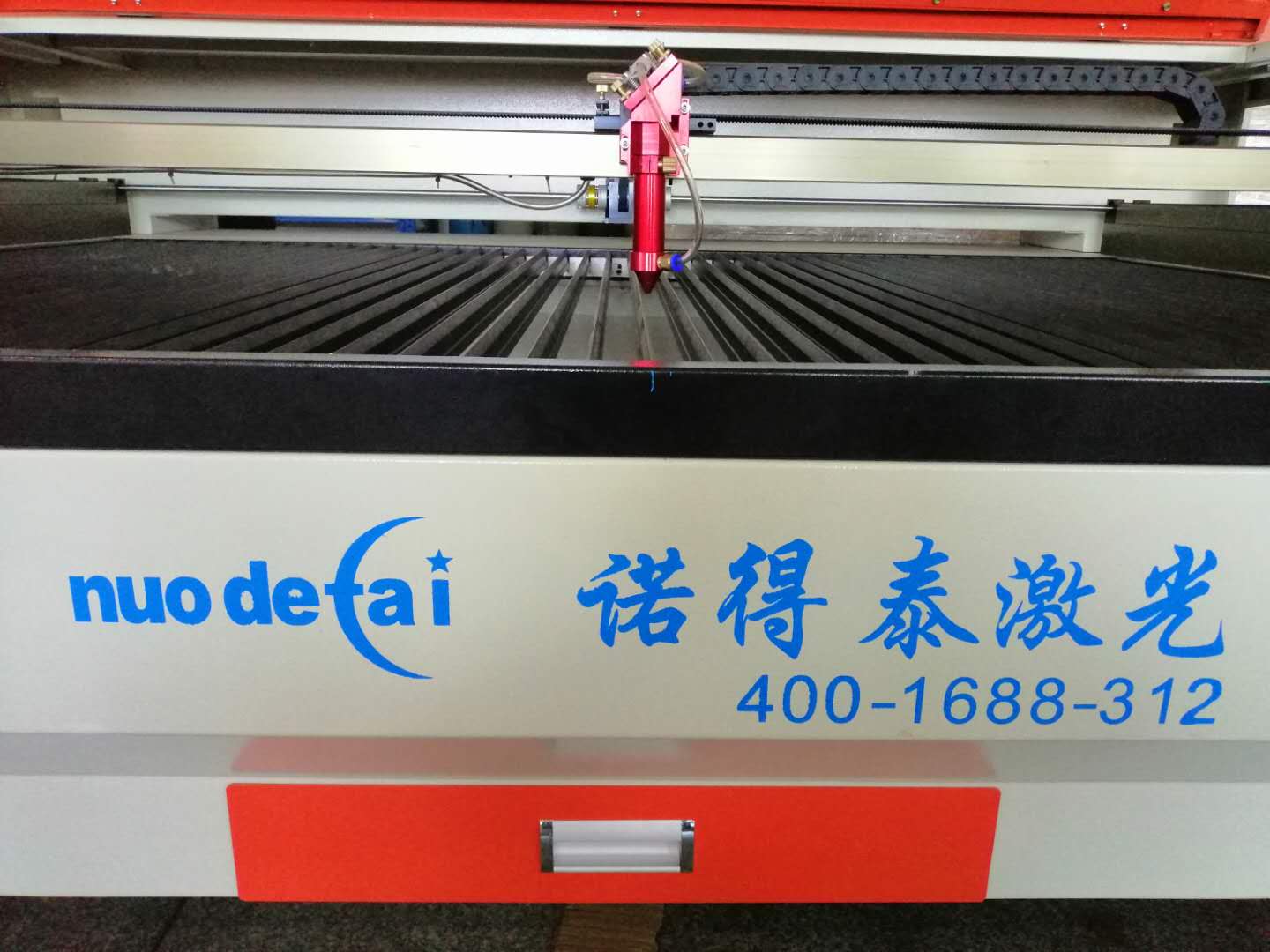 亞克力與布料兩種材料應(yīng)用于激光切割機有什么區(qū)別？