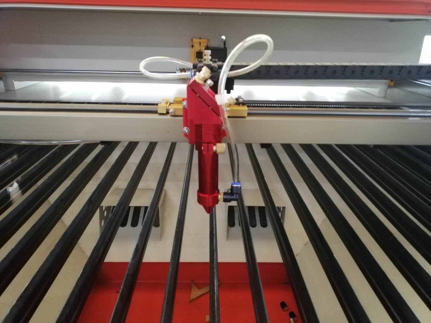如何提高激光切割機(jī)聚焦鏡片使用壽命？