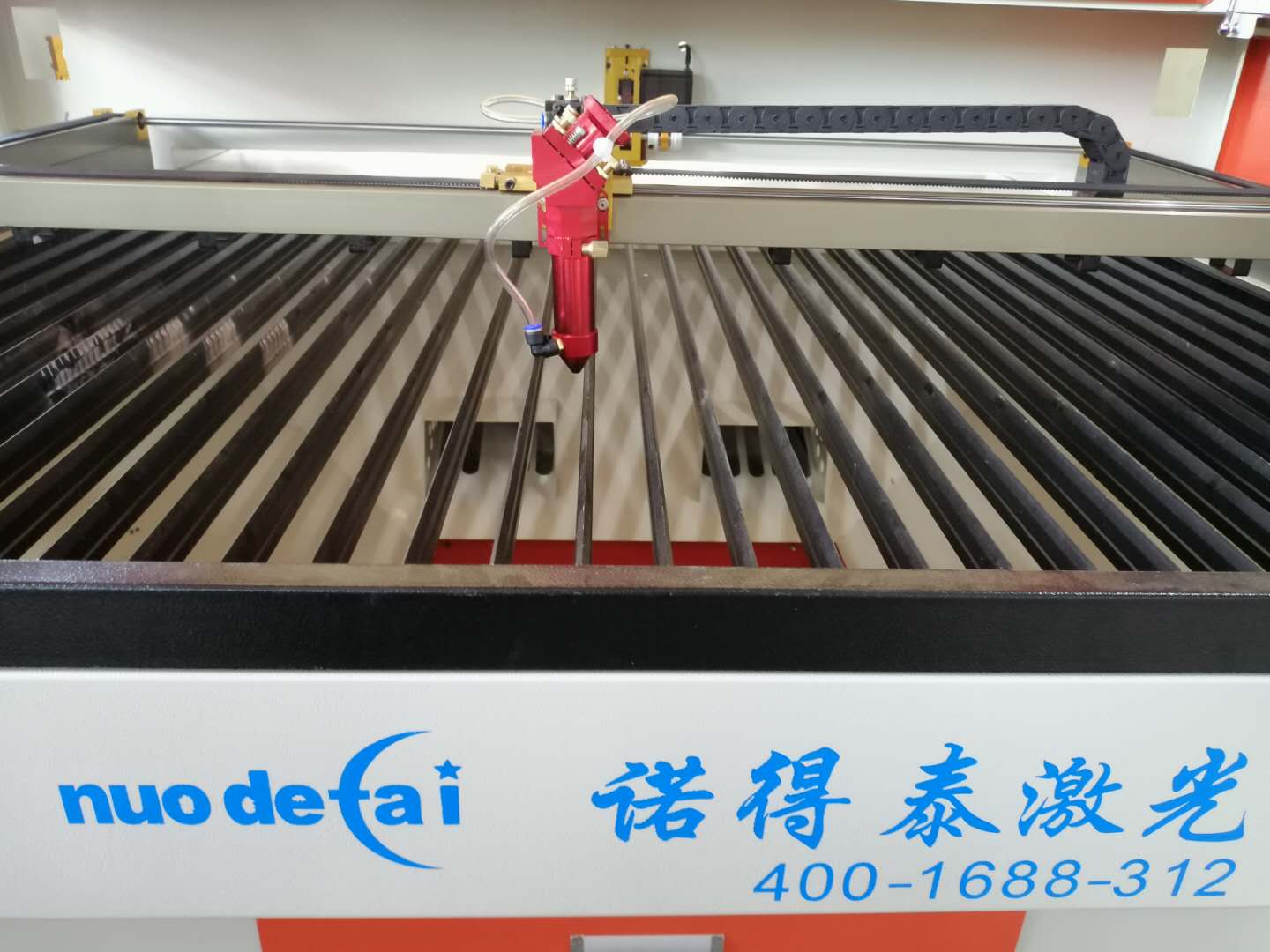 厚亞克力材料用激光切割機(jī)切割效果與功率、焦距成正比例!
