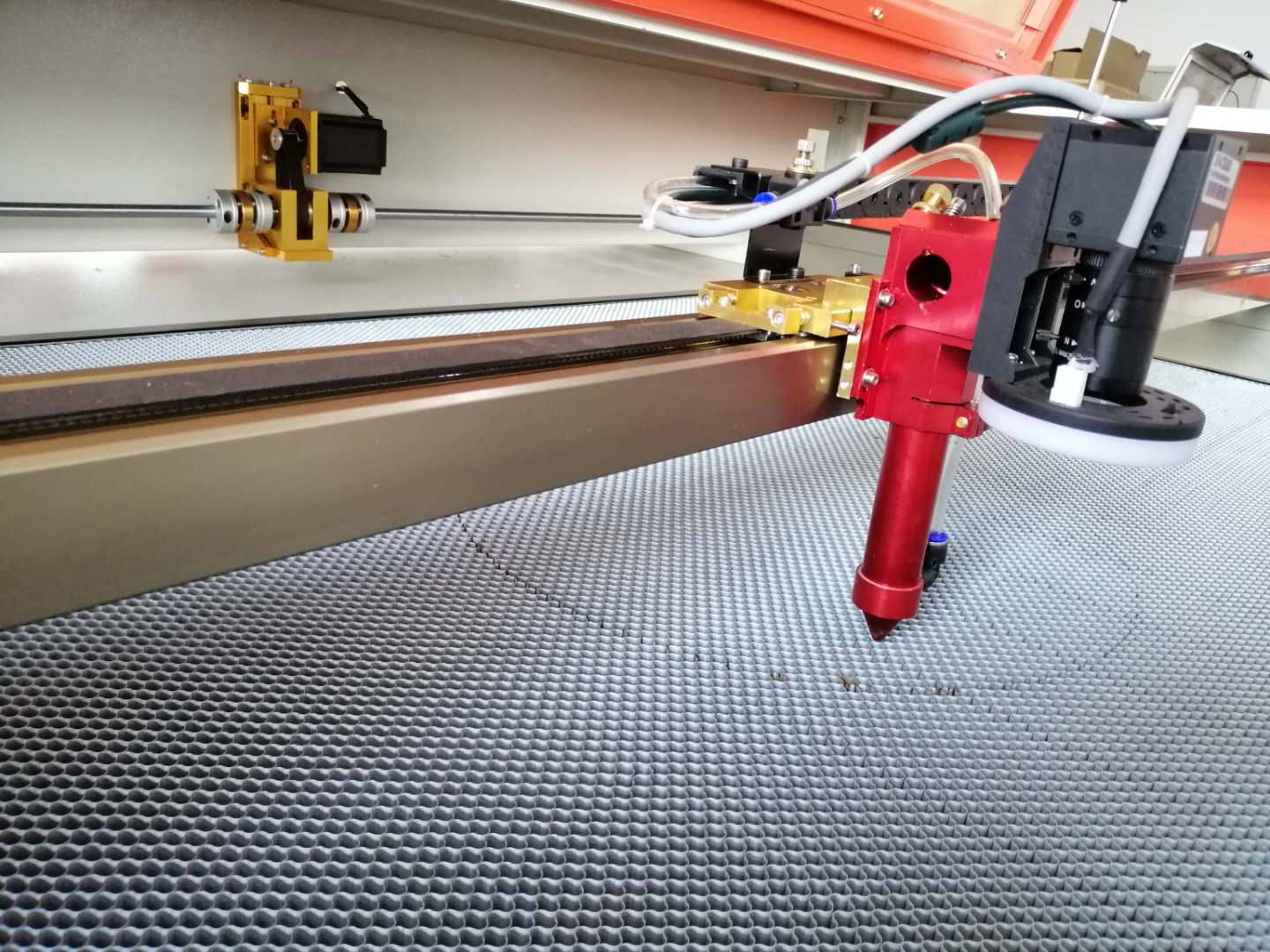 玩具布料鏤空應用于激光切割機加工速度快，價格又不貴！