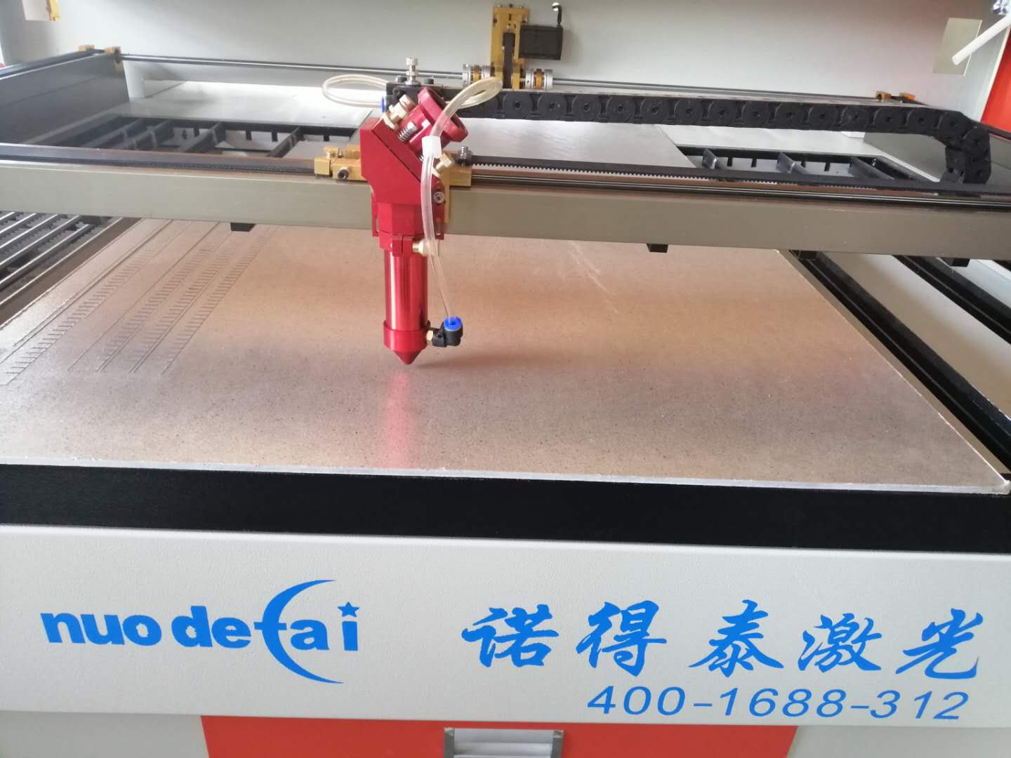 如何判斷小型非金屬材料激光切割機光學(xué)鏡片質(zhì)量好與壞？