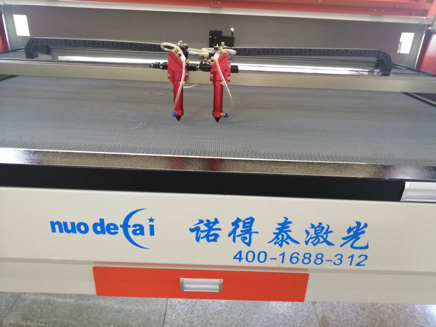 布料激光切割機(jī)價(jià)格需要多少錢一臺(tái)？